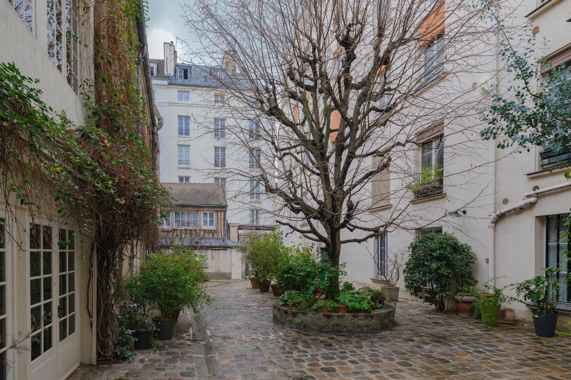 Marais Bouquet Apartment Paris